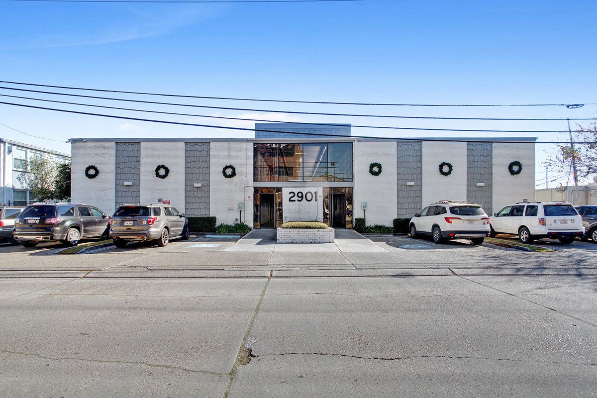 Commerce Court: 2901 Ridgelake Dr, Metairie, LA 70002